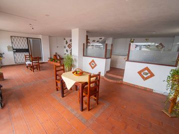 CASA MÁS TERRENO 2236 m2 MITAD DEL MUNDO EN VIA PRINCIPAL