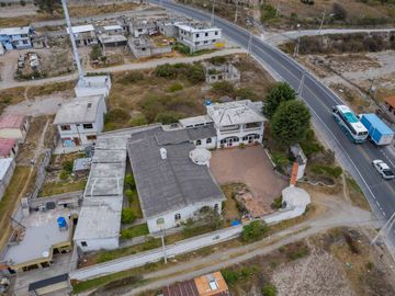 CASA MÁS TERRENO 2236 m2 MITAD DEL MUNDO EN VIA PRINCIPAL