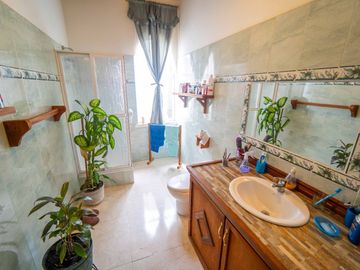 CASA MÁS TERRENO 2236 m2 MITAD DEL MUNDO EN VIA PRINCIPAL