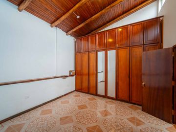CASA MÁS TERRENO 2236 m2 MITAD DEL MUNDO EN VIA PRINCIPAL