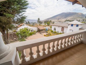 CASA MÁS TERRENO 2236 m2 MITAD DEL MUNDO EN VIA PRINCIPAL