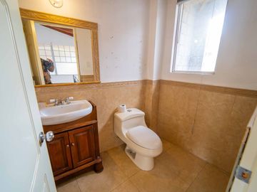 CASA MÁS TERRENO 2236 m2 MITAD DEL MUNDO EN VIA PRINCIPAL