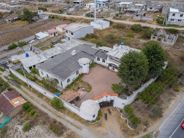 CASA MÁS TERRENO 2236 m2 MITAD DEL MUNDO EN VIA PRINCIPAL