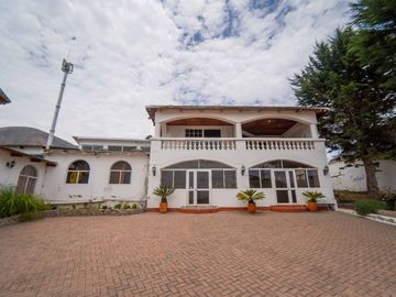 CASA MÁS TERRENO 2236 m2 MITAD DEL MUNDO EN VIA PRINCIPAL