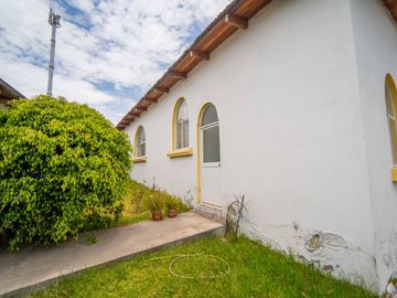 CASA MÁS TERRENO 2236 m2 MITAD DEL MUNDO EN VIA PRINCIPAL