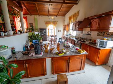 CASA MÁS TERRENO 2236 m2 MITAD DEL MUNDO EN VIA PRINCIPAL