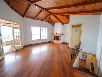 CASA MÁS TERRENO 2236 m2 MITAD DEL MUNDO EN VIA PRINCIPAL