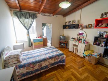 CASA MÁS TERRENO 2236 m2 MITAD DEL MUNDO EN VIA PRINCIPAL