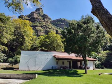 Hermosa propiedad con amplio jardín en Tepoztlán, Morelos rodeada de árboles frutales