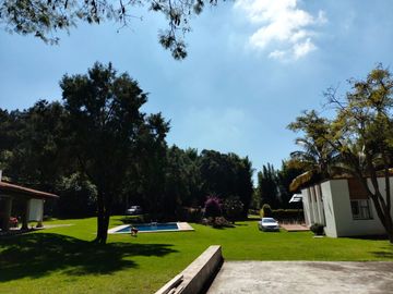 Hermosa propiedad con amplio jardín en Tepoztlán, Morelos rodeada de árboles frutales