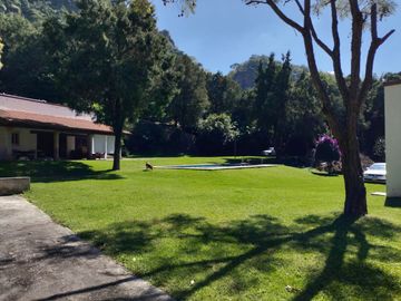 Hermosa propiedad con amplio jardín en Tepoztlán, Morelos rodeada de árboles frutales