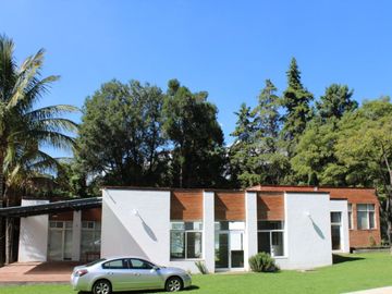 Hermosa propiedad con amplio jardín en Tepoztlán, Morelos rodeada de árboles frutales