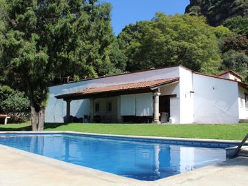 Hermosa propiedad con amplio jardín en Tepoztlán, Morelos rodeada de árboles frutales