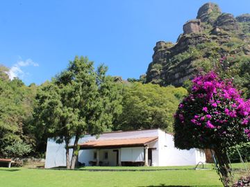 Hermosa propiedad con amplio jardín en Tepoztlán, Morelos rodeada de árboles frutales