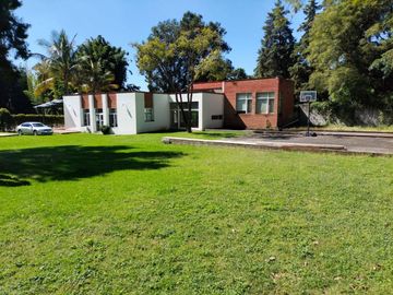 Hermosa propiedad con amplio jardín en Tepoztlán, Morelos rodeada de árboles frutales