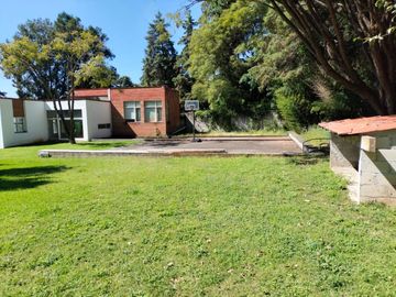 Hermosa propiedad con amplio jardín en Tepoztlán, Morelos rodeada de árboles frutales