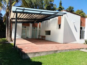 Hermosa propiedad con amplio jardín en Tepoztlán, Morelos rodeada de árboles frutales