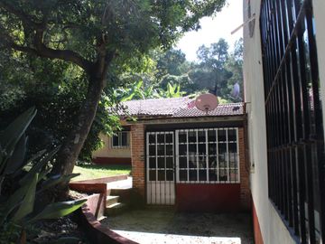Hermosa propiedad con amplio jardín en Tepoztlán, Morelos rodeada de árboles frutales