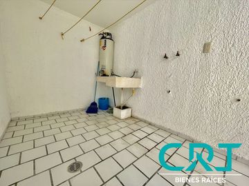 DEPARTAMENTO EN RENTA I ARBIDE I PLANTA BAJA I MUY AMPLIO I CENTRICO | PATIO TRASERO