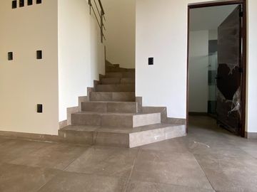 Hermosa Casa en Venta en Cañadas del Arroyo 2a Sección con Recámara en PB