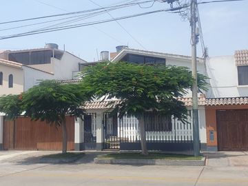 VENDO LINDA CASA TRADICIONAL A 2cuadras del PENTAGONITO . SAN BORJA. 5 dorm.