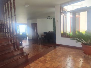 VENDO LINDA CASA TRADICIONAL A 2cuadras del PENTAGONITO . SAN BORJA. 5 dorm.