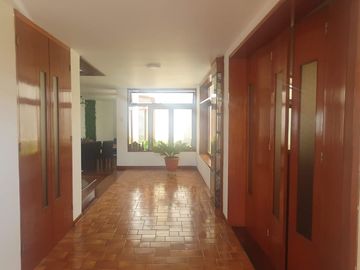 VENDO LINDA CASA TRADICIONAL A 2cuadras del PENTAGONITO . SAN BORJA. 5 dorm.