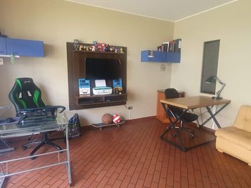 VENDO LINDA CASA TRADICIONAL A 2cuadras del PENTAGONITO . SAN BORJA. 5 dorm.