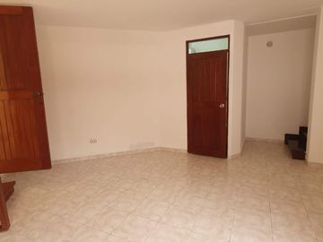 VENDO LINDA CASA TRADICIONAL A 2cuadras del PENTAGONITO . SAN BORJA. 5 dorm.