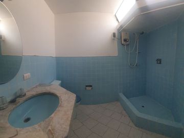 VENDO LINDA CASA TRADICIONAL A 2cuadras del PENTAGONITO . SAN BORJA. 5 dorm.