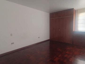 VENDO LINDA CASA TRADICIONAL A 2cuadras del PENTAGONITO . SAN BORJA. 5 dorm.