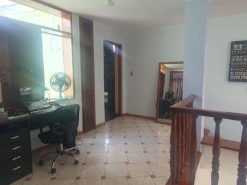 VENDO LINDA CASA TRADICIONAL A 2cuadras del PENTAGONITO . SAN BORJA. 5 dorm.