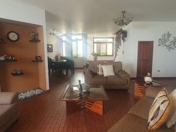 VENDO LINDA CASA TRADICIONAL A 2cuadras del PENTAGONITO . SAN BORJA. 5 dorm.