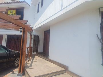 VENDO LINDA CASA TRADICIONAL A 2cuadras del PENTAGONITO . SAN BORJA. 5 dorm.