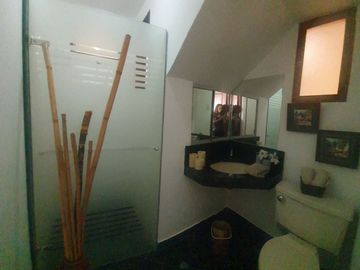 VENDO LINDA CASA TRADICIONAL A 2cuadras del PENTAGONITO . SAN BORJA. 5 dorm.