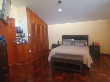 VENDO LINDA CASA TRADICIONAL A 2cuadras del PENTAGONITO . SAN BORJA. 5 dorm.