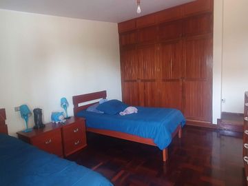 VENDO LINDA CASA TRADICIONAL A 2cuadras del PENTAGONITO . SAN BORJA. 5 dorm.