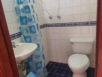VENDO LINDA CASA TRADICIONAL A 2cuadras del PENTAGONITO . SAN BORJA. 5 dorm.