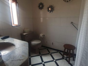 VENDO LINDA CASA TRADICIONAL A 2cuadras del PENTAGONITO . SAN BORJA. 5 dorm.