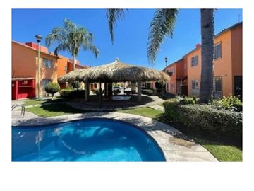 $1,399,999 Una Casa en Temixco a unos Pasos de Ex Hacienda Temixco con Alberca, Temixco Morelos