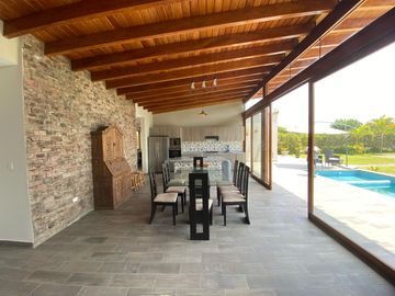 SE VENDE CASA DE CAMPO CON PISCINA DENTRO DE CONDOMINIO EN MALA