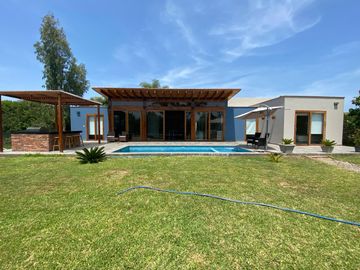 SE VENDE CASA DE CAMPO CON PISCINA DENTRO DE CONDOMINIO EN MALA