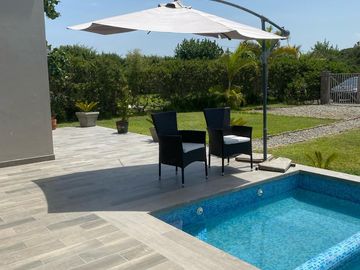 SE VENDE CASA DE CAMPO CON PISCINA DENTRO DE CONDOMINIO EN MALA