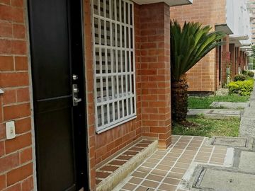 VENTA  CASA TRES NIVELES ESQUINERA -REMODELADA-QUINTAS DEL LILI 2