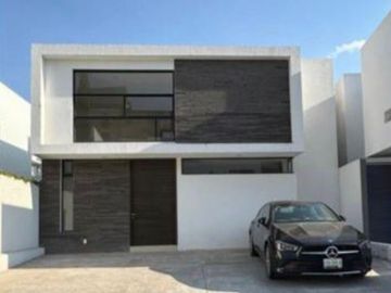 Vendo casa en Juriquilla Condesa con recámara en PB $4,400,000
