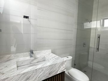 VENTA RESIDENCIA NUEVA, ESTRENALA AL nORTE DE ags COTO CON ALBERCA zona campanario y calicantos con roof garden y 4 recamaras
