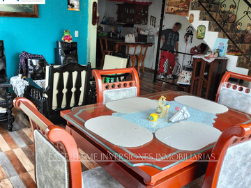 CASA ESQUINERA CON GARAJE CUBIERTO DOS APARTAMENTOS INDEPENDIENTES EN VENTA
