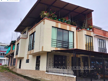 CASA ESQUINERA CON GARAJE CUBIERTO DOS APARTAMENTOS INDEPENDIENTES EN VENTA
