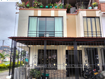 CASA ESQUINERA CON GARAJE CUBIERTO DOS APARTAMENTOS INDEPENDIENTES EN VENTA