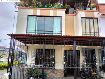 CASA ESQUINERA CON GARAJE CUBIERTO DOS APARTAMENTOS INDEPENDIENTES EN VENTA